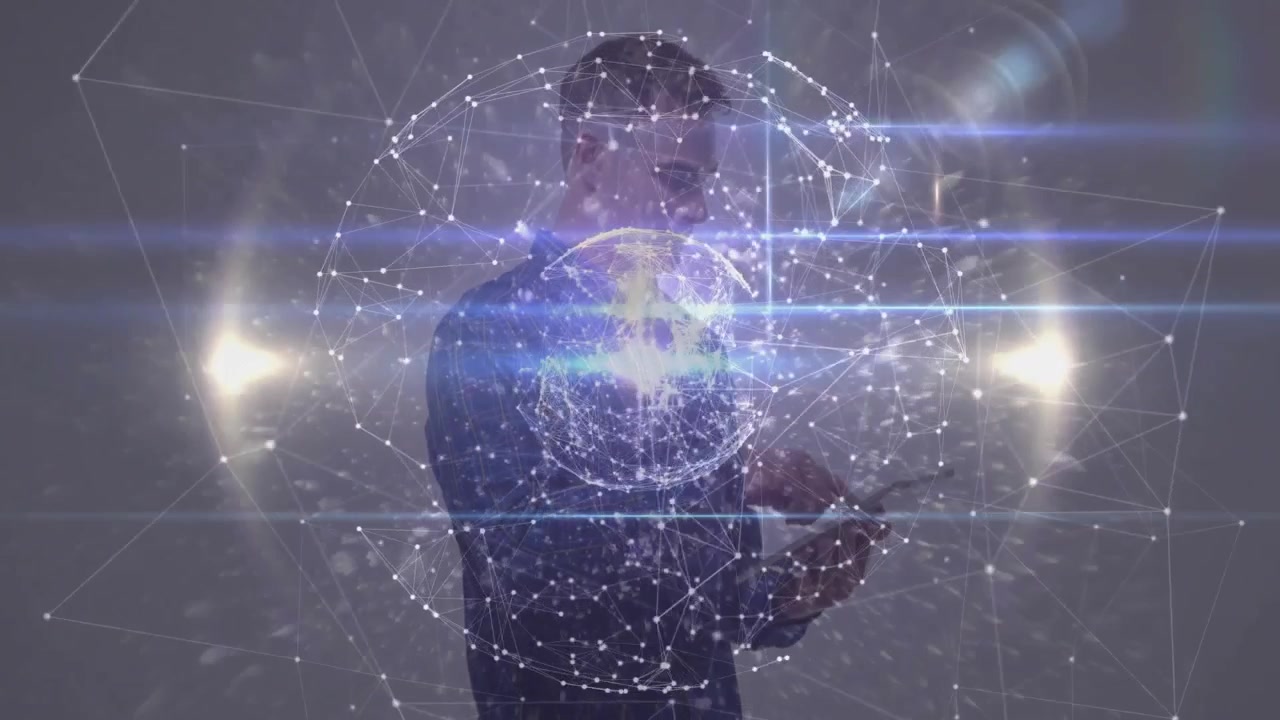 Muž ťuká na obrazovku ručního tabletu a animuje holografickou síťovou sféru pro technologickou ukázku.
