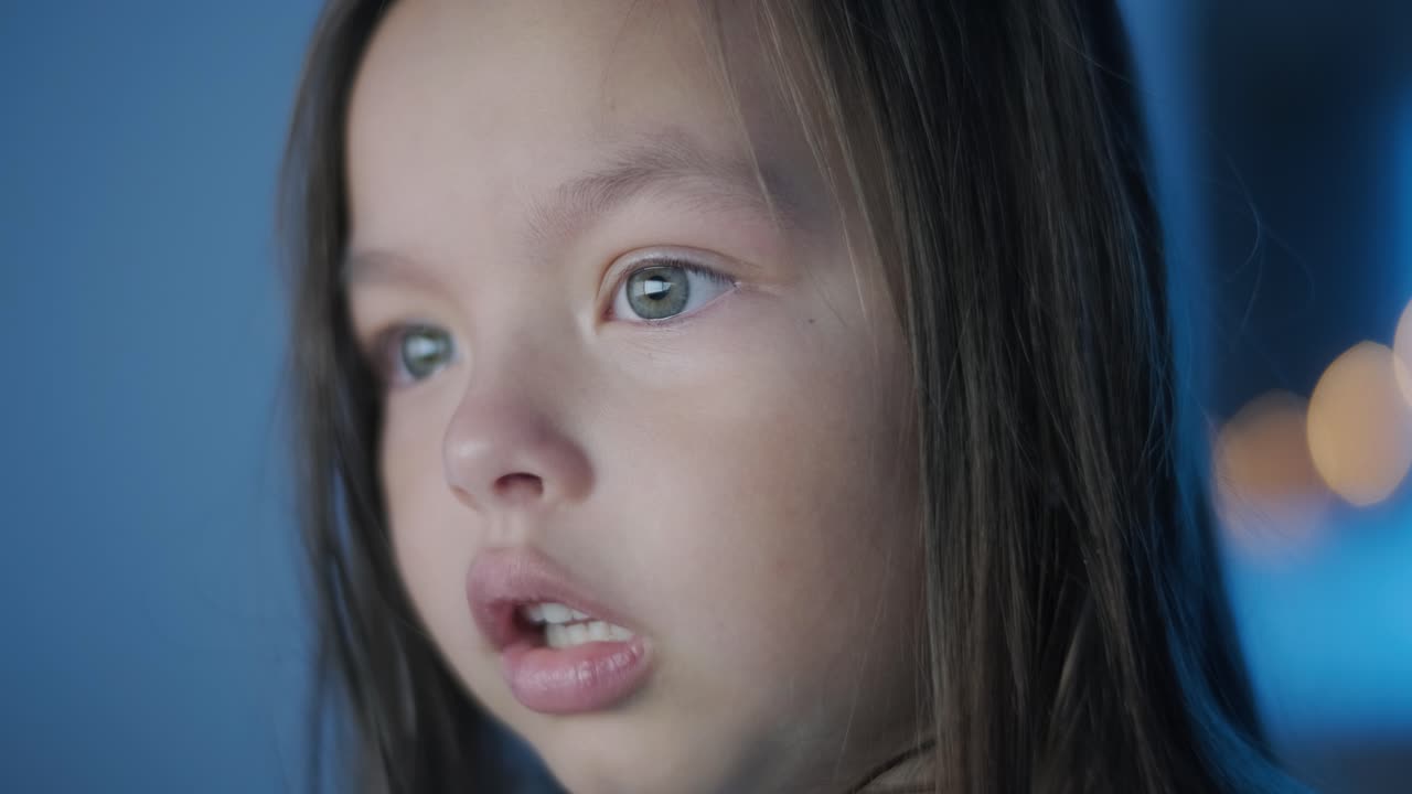 una joven se sienta frente a una computadora, mostrando fuertes emociones. la escena captura su reacción expresiva durante un momento atractivo, ambientada en un ambiente interior acogedor