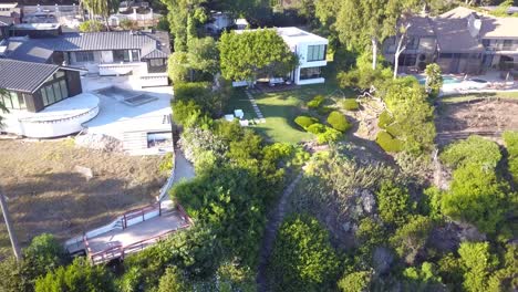 4K-Luftaufnahmen-Von-Wunderschönen-Häusern-In-Malibu,-Kalifornien,-Mit-Blick-Auf-Die-Klippen-Am-Pazifischen-Ozean-Bei-Sonnenuntergang
