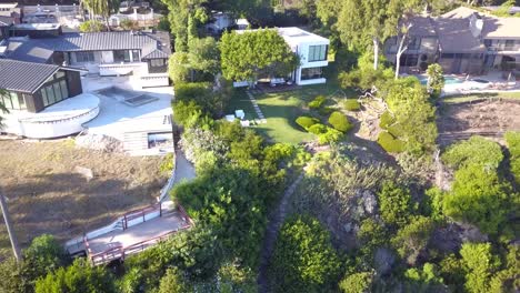 imágenes aéreas de 4k de hermosas casas en malibu, california con vistas a los acantilados en el océano pacífico al atardecer