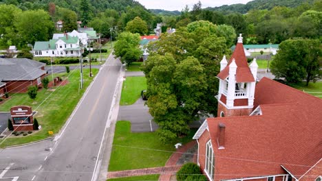 Erste-Vereinigte-Methodistische-Kirche-In-Der-Bergstadt-Tennessee-Luftaufnahme-Mit-Nachbarschaft-Im-Hintergrund,-Kleinstadt-Amerika