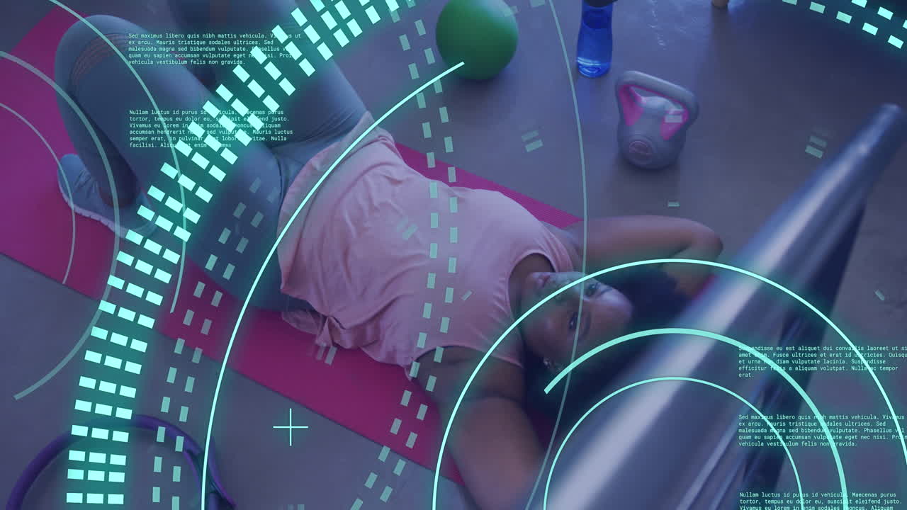 체육관에서 아프리카계 미국인 여성에 대한 스 스캔과 데이터 처리의 애니메이션