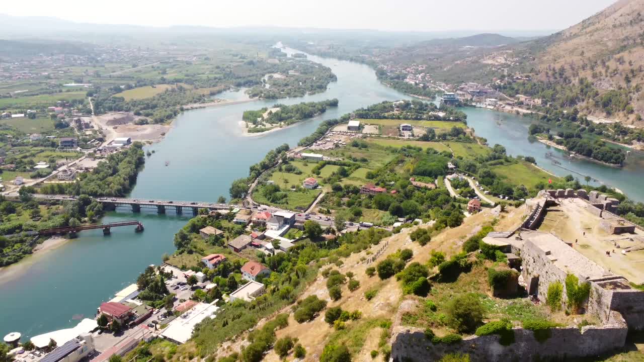 Nehir üzerinde köprüsü olan bir kalenin havadan görünümü