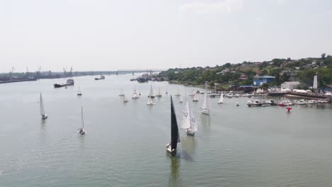 competición de vela en un río
