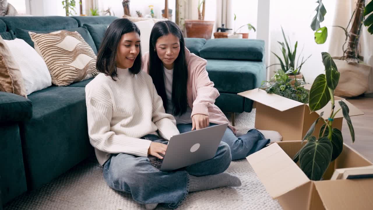 居心地の良いリビングルームでノートパソコンを使い話す二人の若い女性
