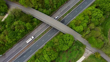 Vista-De-Drones-Descendiendo-Hacia-La-Vía-De-Doble-Calzada-A2-Con-Un-Puente-Que-Cruza-La-Carretera