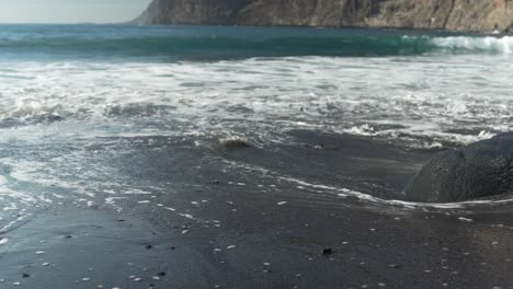 Agua-Limpia-Del-Océano-De-Arena-Negra-De-La-Isla-De-Tenerife,-Vista-En-Cámara-Lenta