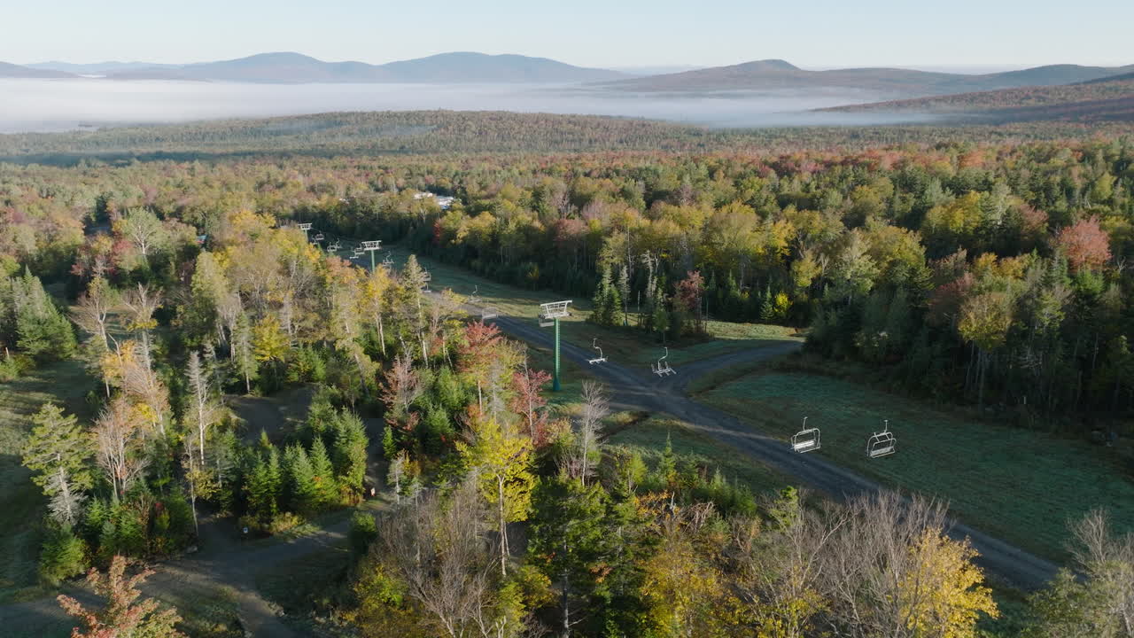 vista aérea de la zona de esquí de saddleback maine con sillones elevadores y montañas de niebla en otoño