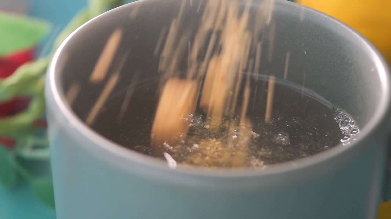 マグカップでお茶を淹れるクローズアップ