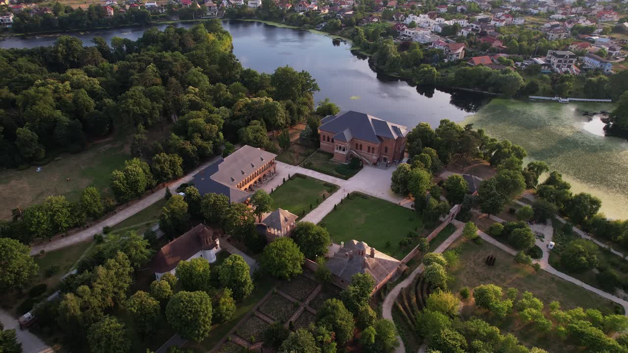 루마니아의 모고아야 궁전 (mogoșoaia palace) 은 은 해가 지는 색채, 초록색과 물, 공중에서 볼 수 있는 모습이다.