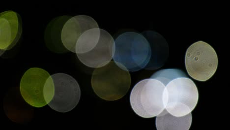 fondo de video bokeh de círculos de luz en negro. efecto de fugas de luz de la lente