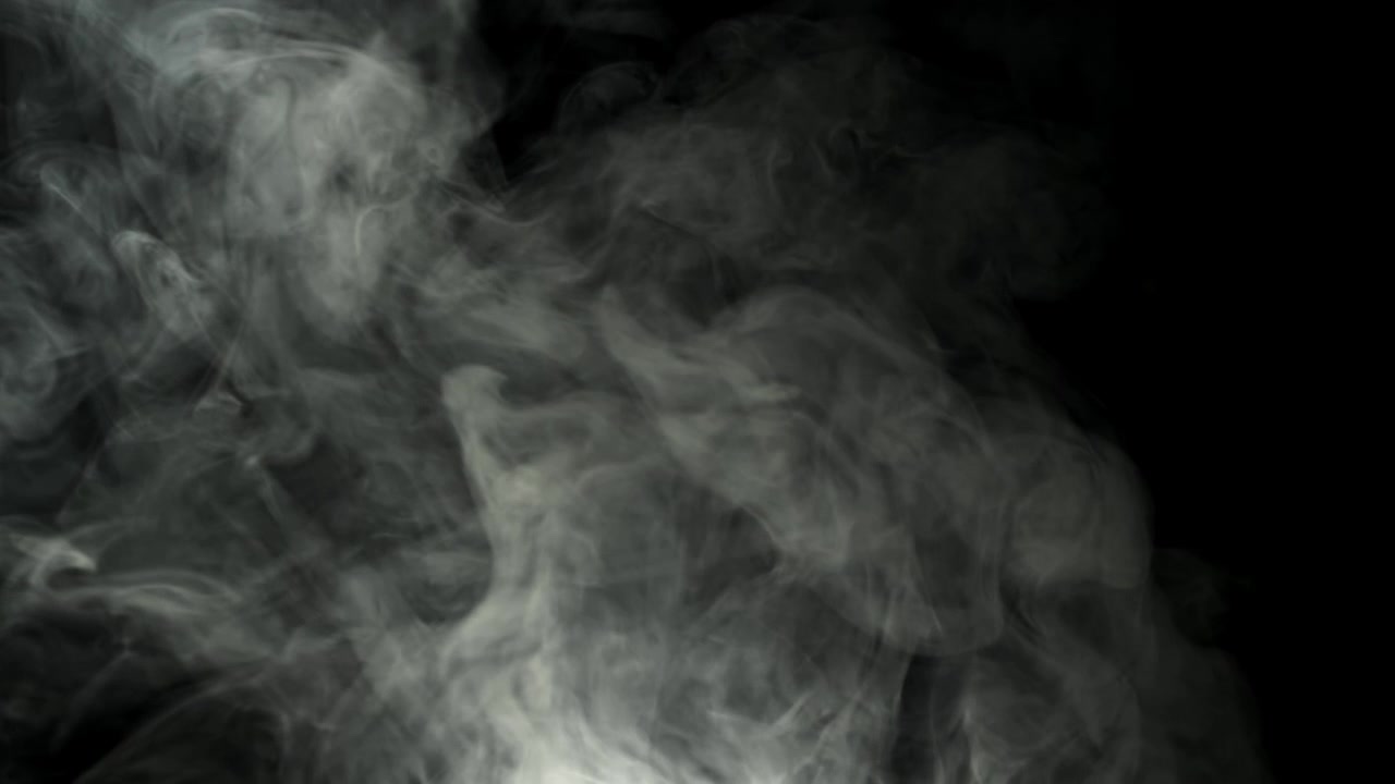 Fumo bianco realistico che sale e turbina su sfondo nero