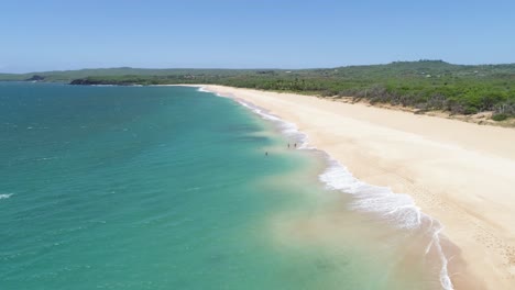 Retroceso-Del-Carro-Aéreo-Sobre-Una-Escena-De-Playa-Perfecta-En-La-Playa-De-Papohaku-Maui-Hawaii-Con-Arena-Blanca,-Agua-Azul-Y-Cielo