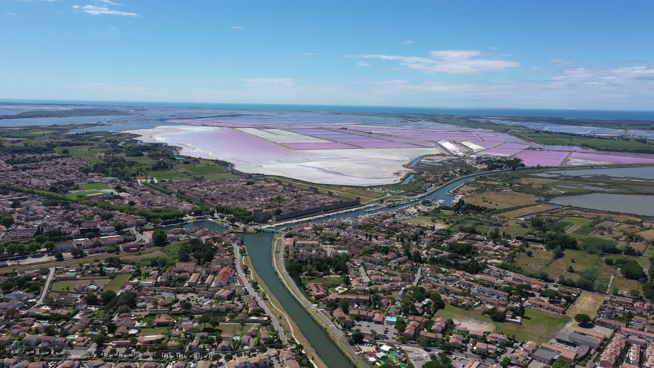 레저 보트 를 타고 에게스-모르테스 에 있는 로네 운하 의 공중 풍경