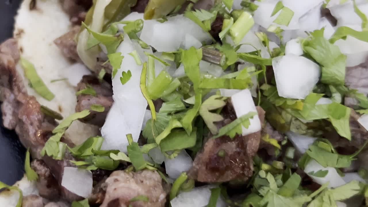 토핑이 있는 고기 타코