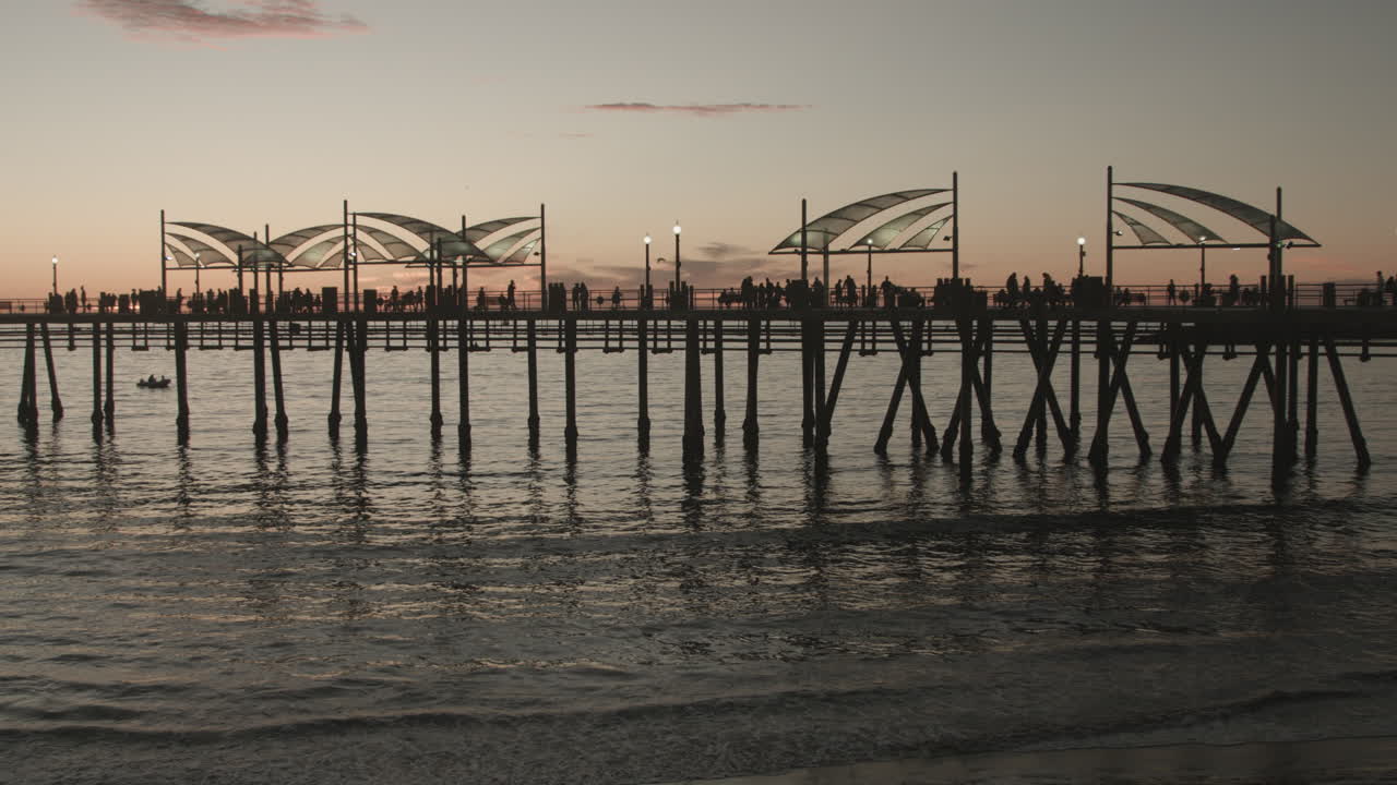 Escena cinematográfica de atardecer en el muelle de Redondo Beach, con pescadores, visitantes y un vibrante horizonte del Océano Pacífico en ultra HD.
