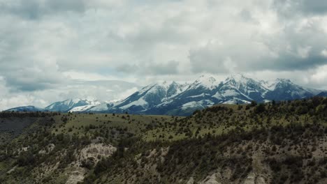 Ascending-aerial-shot-snow-capped-mountains-in-Livingston,-Montana