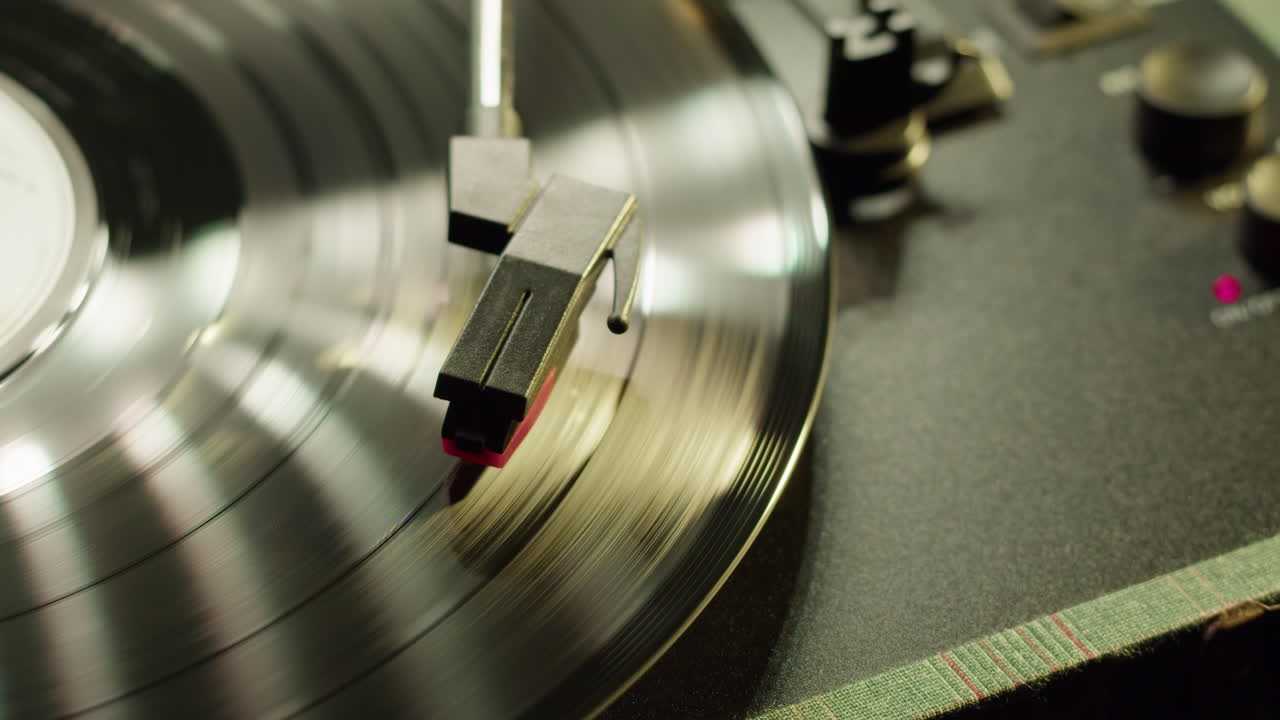 Primo piano di un disco in vinile che gira su un giradischi