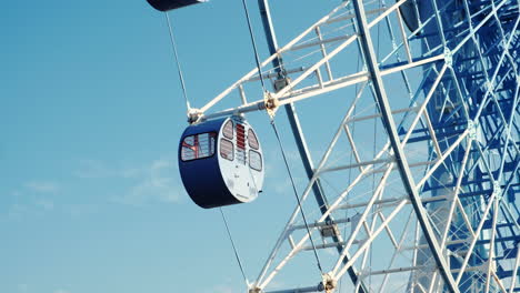 Blue-ferris-wheel-turning-on-a-sunny-day