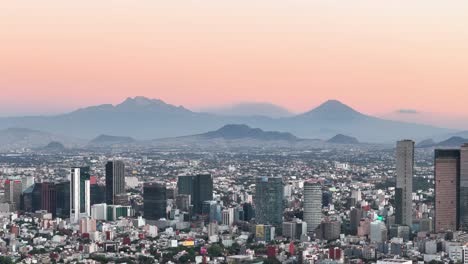 Drohnenaufnahme-Von-Mexiko-Stadt-Mit-Vulkanen-In-Sicht