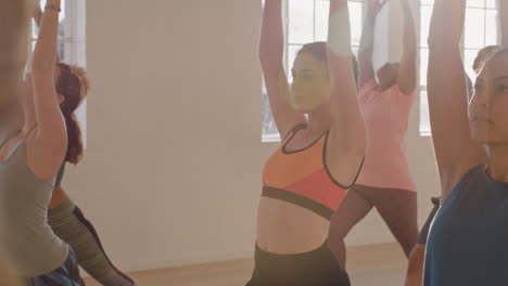 Clase-De-Yoga-Grupo-De-Jóvenes-Sanos-Que-Practican-Pose-De-Guerrero-Disfrutando-Del-Estilo-De-Vida-Físico-Haciendo-Ejercicio-En-El-Estudio-Al-Amanecer