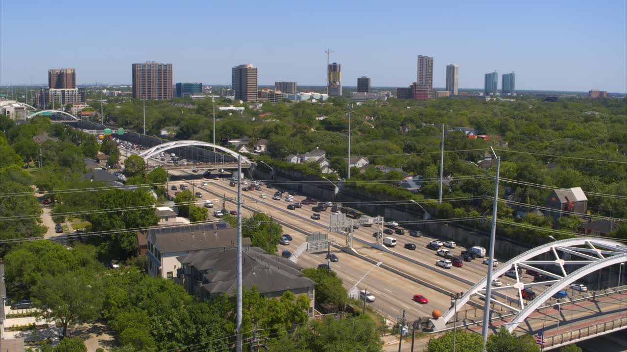 텍사스 주 휴스턴의 부유한 중산층 동네의 집들의 드론 뷰