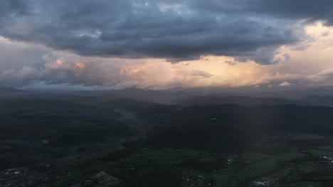 Atemberaubender-Hyperlapse-Von-Sich-Schnell-Bewegenden-Wolken