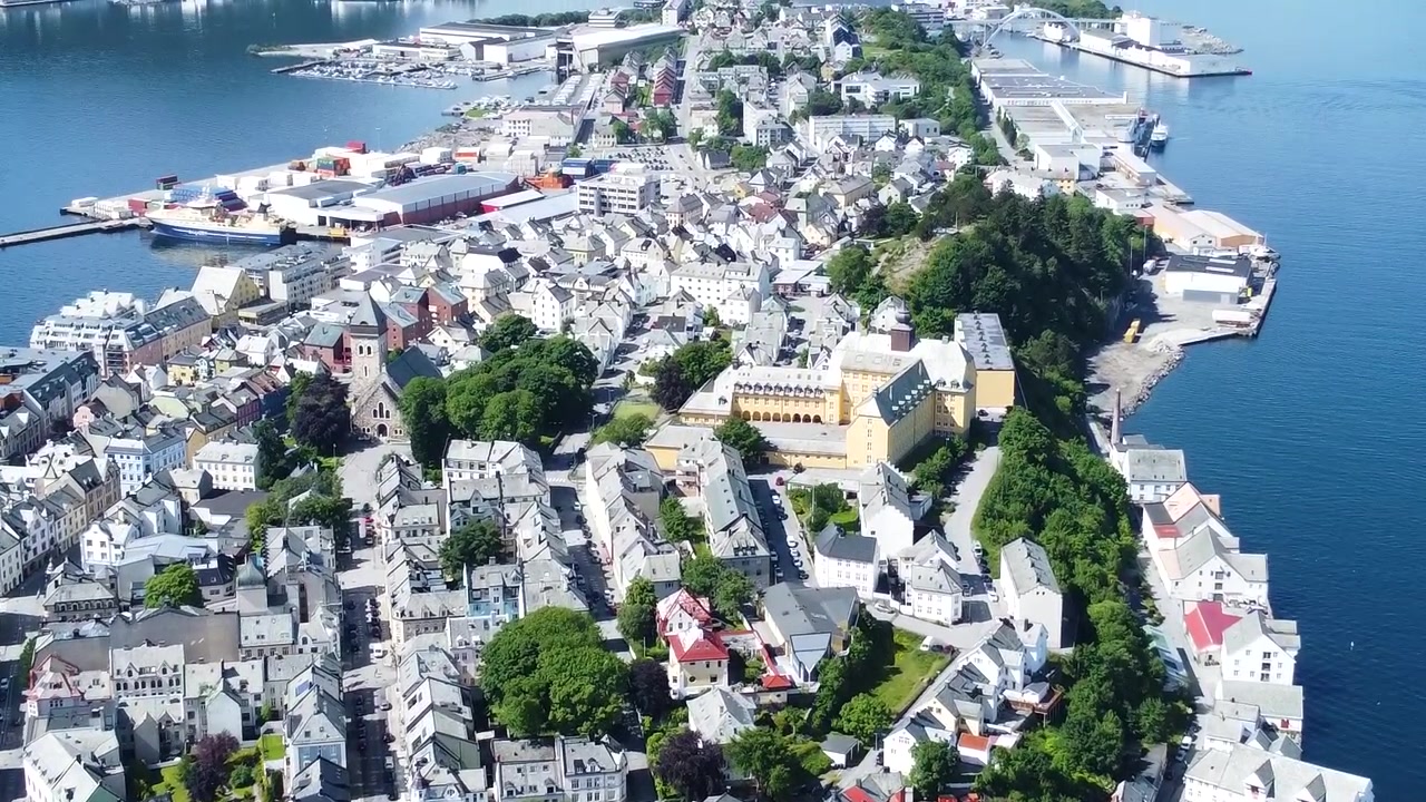 Belleza de la ciudad de Ålesund en Noruega, vista aérea con dron
