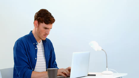hombre usando una computadora portátil en el escritorio contra un fondo blanco 4k