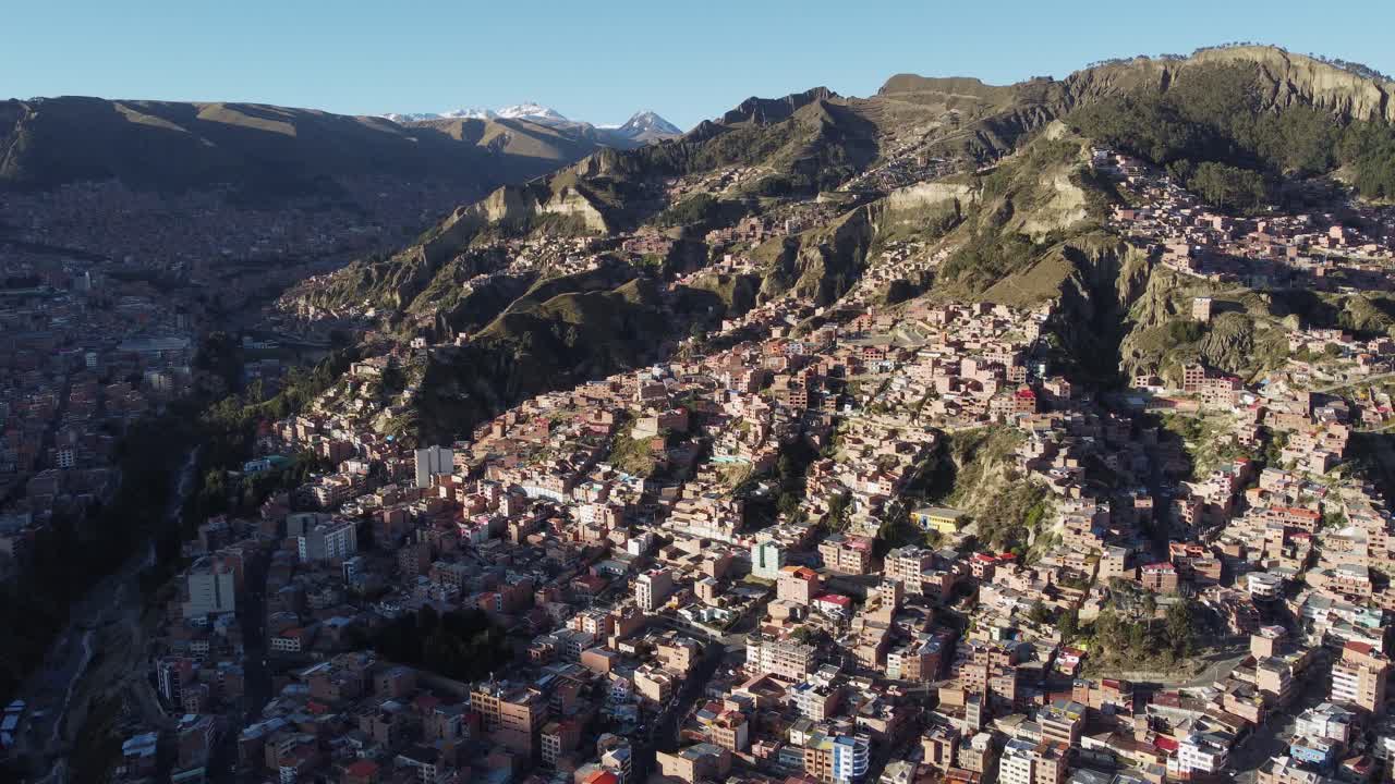 el avión gira sobre el horizonte de la montaña de la paz en los altos andes de bolivia.