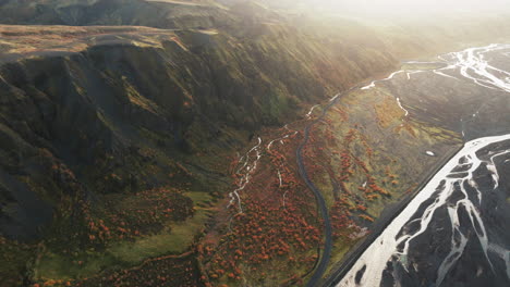 vuelo al atardecer sobre el valle del río thorsmork islandia en