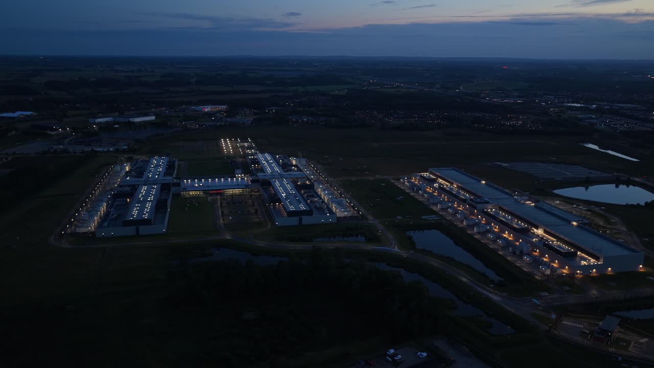 Centro de metadatos brillando tras el atardecer, foto aérea con dron