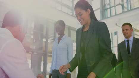 mujer de negocios registrándose en la mesa de registro de la conferencia 4k