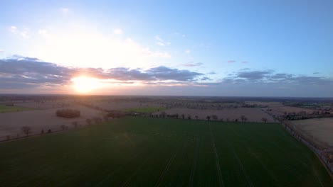 Imágenes-Aéreas-De-Drones-De-Una-Puesta-De-Sol-Sobre-Un-Campo-De-Norfolk-Lleno-De-Ovejas