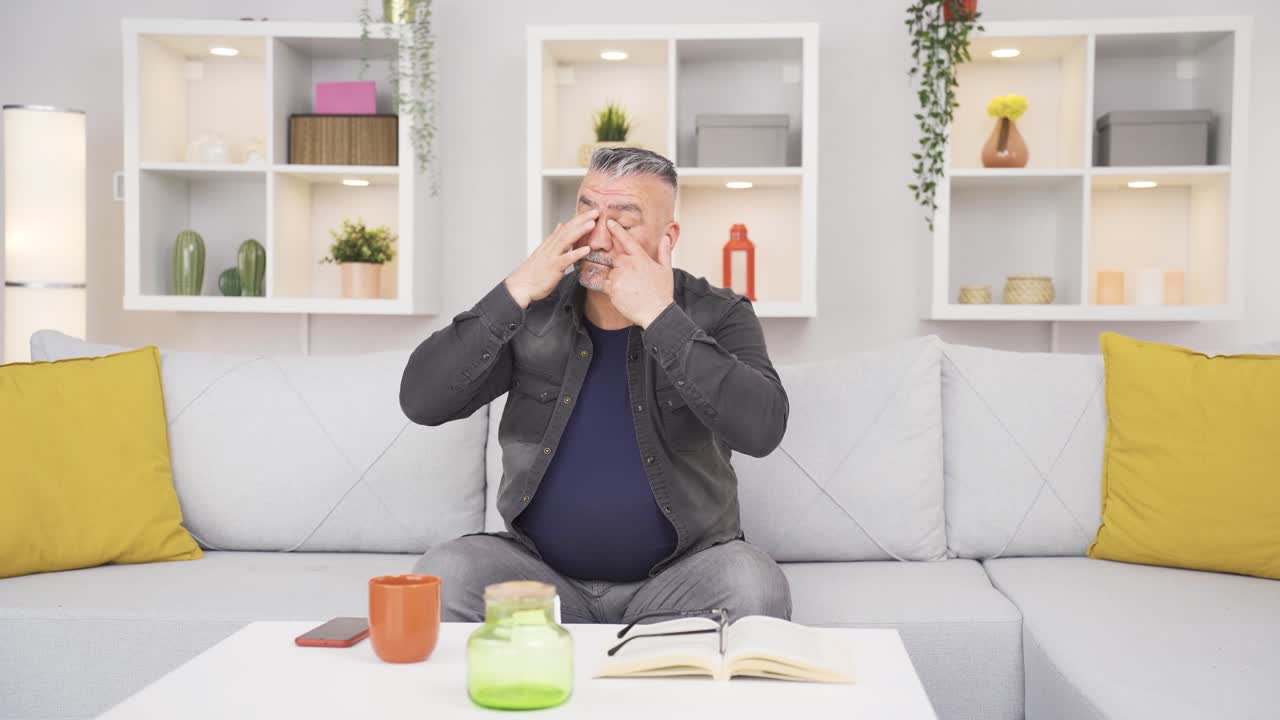 눈이 흐르는 병든  ⁇ 은이