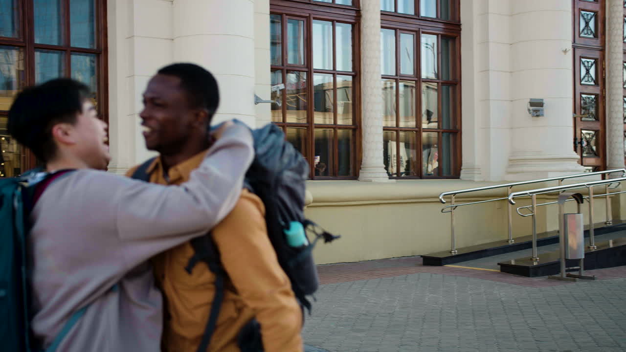 amigos se reúnen en la ciudad