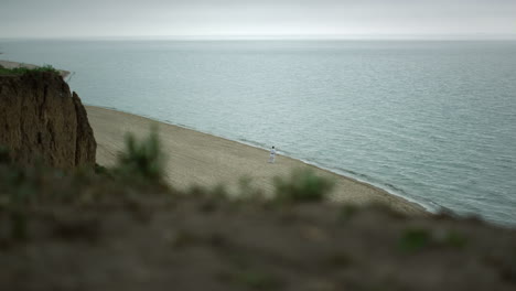 Vista-Panorámica-De-La-Playa-De-Arena-Cerca-Del-Océano-En-Calma.-Hermoso-Paisaje-Pendiente-En-La-Costa.