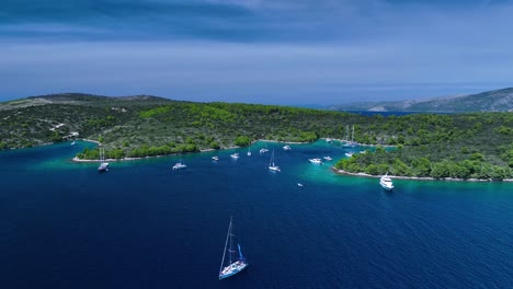 Die-Drohne-Fliegt-über-Dem-Meer-Mit-Vielen-Booten,-Die-In-Küstennähe-Vor-Anker-Liegen,-In-Kroatien,-Luftaufnahmen-4k