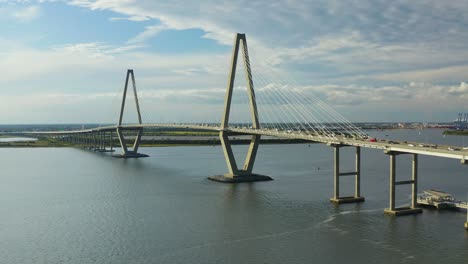 cámara estática que muestra el puente del río cooper en charleston, carolina del sur