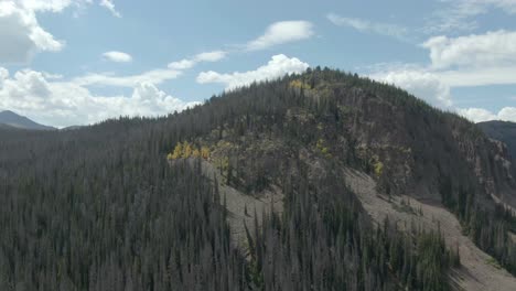 Zoom-Aéreo-Fuera-De-La-Montaña-Con-Colores-De-Otoño-En-Colorado