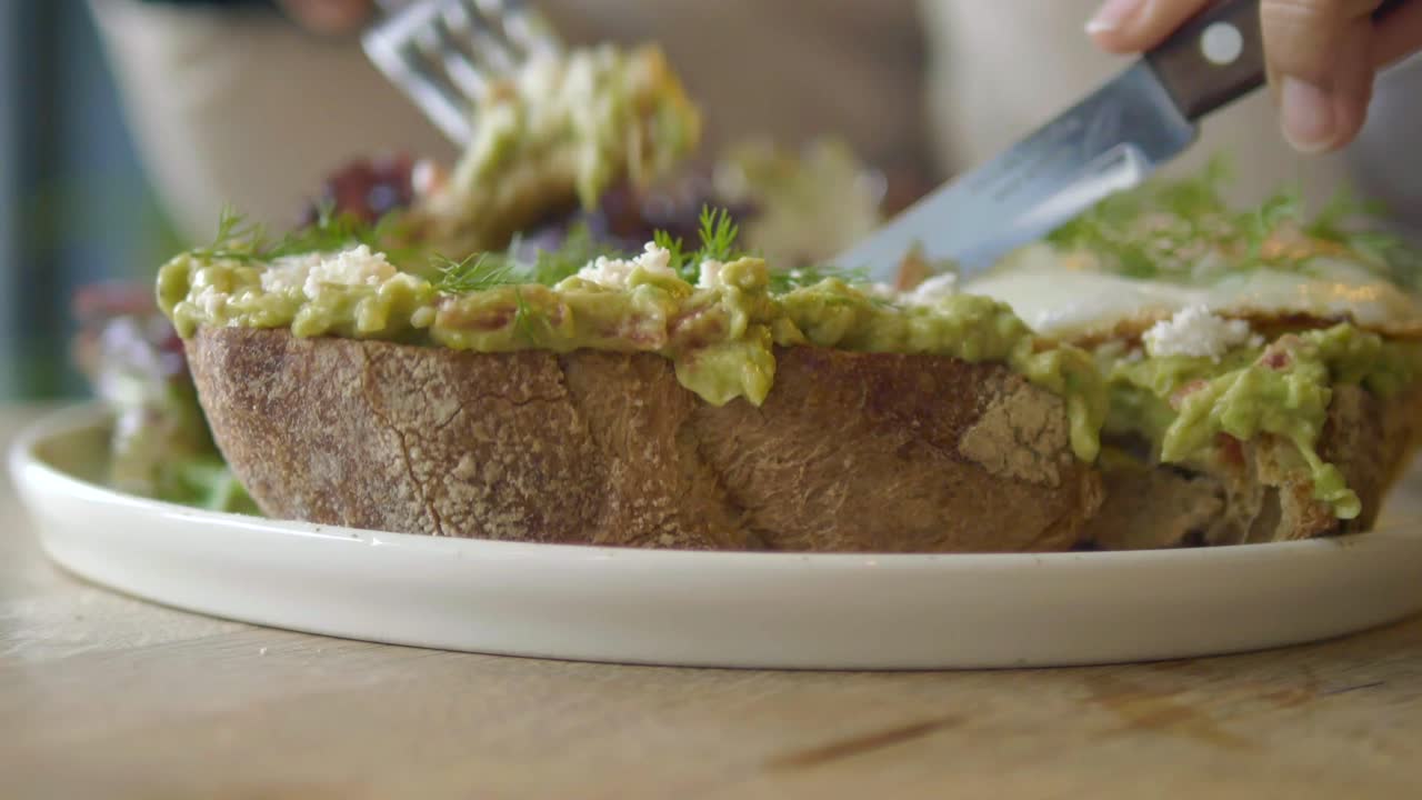 tostadas de aguacate con huevo