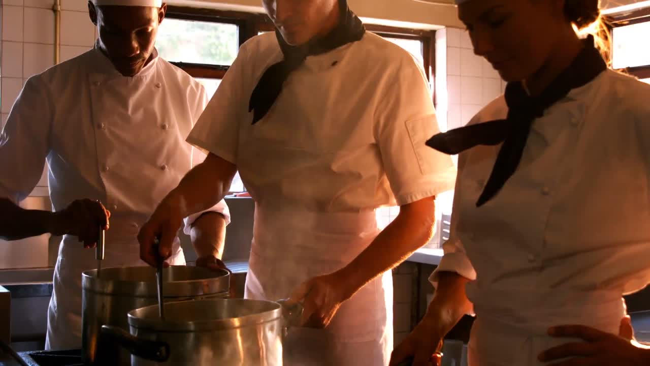 grupo de chefs sosteniendo sus platos
