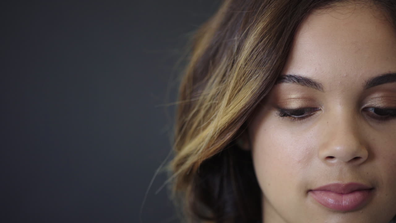 retrato de una hermosa joven mujer hispana mirando pensativa a la cámara linda estudiante femenina copia espacio de fondo