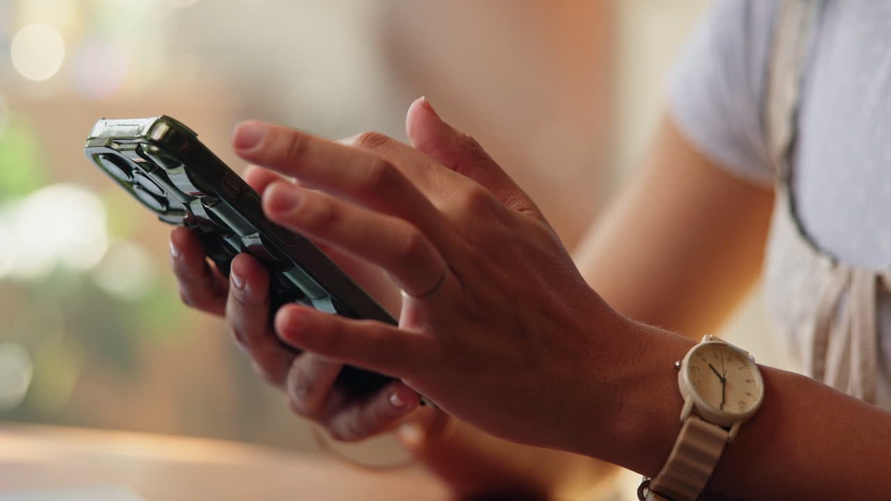 Primo piano di mani che scorrono e toccano uno smartphone