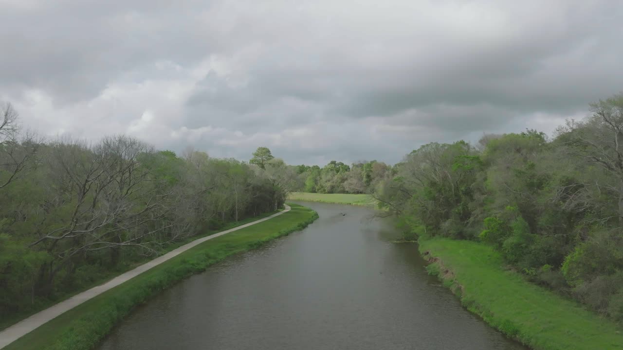 Et luftfoto fra drone af en kajakroer, der padler på Horsepen Bayou under truende skyer i Clear Lake, Houston, Texas