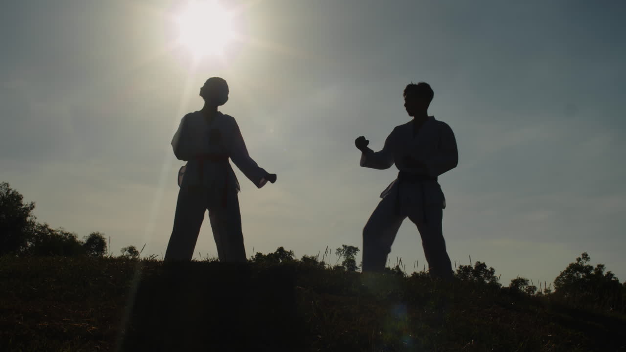 V1-0051_2023.12.14 DI Trung Crossmedia People practising taekwondo00000000.mov