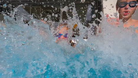 diversión en la piscina con la familia