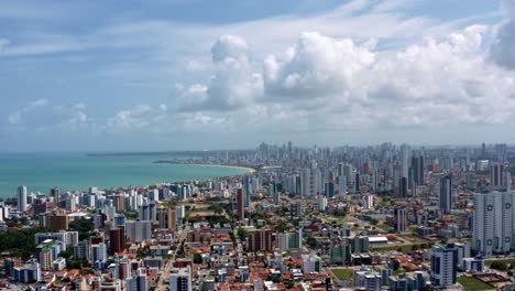 Plano-Aéreo-Descendente-De-La-Ciudad-De-Playa-Tropical-De-Cabedelo,-Brasil-Desde-La-Playa-Intermares-Cerca-De-Joao-Pessoa-Con-Rascacielos-A-Lo-Largo-De-La-Costa-En-El-Estado-De-Paraiba-En-Un-Día-De-Verano