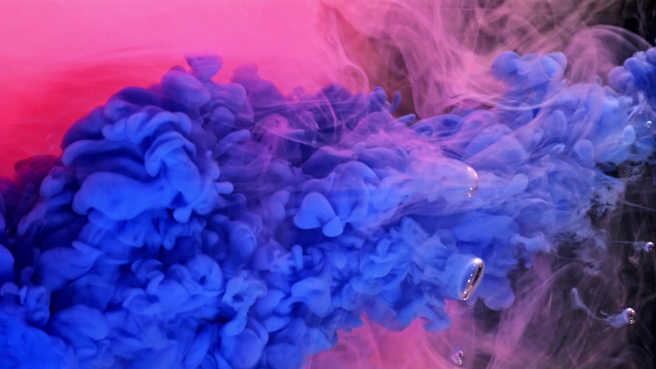 Tinta Biru dan Merah Muda Cerah Bercampur di Air dengan Gelembung
