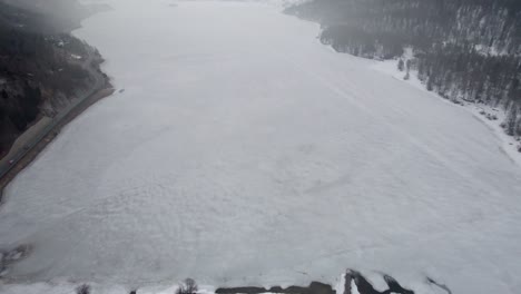 Gefrorener-Nebliger-Bergsee,-Der-Morgens-Von-Oben-Geschossen-Wird